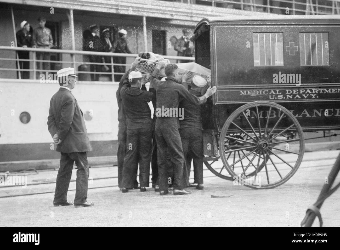 U.S. Navy Krankenwagen nimmt Kranke Matrosen aus dem Krankenhaus Schiff Stockfoto