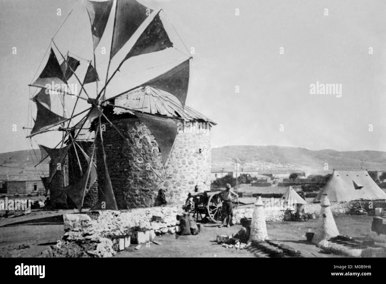 Segel auf Windmühlen in Griechenland Stockfoto