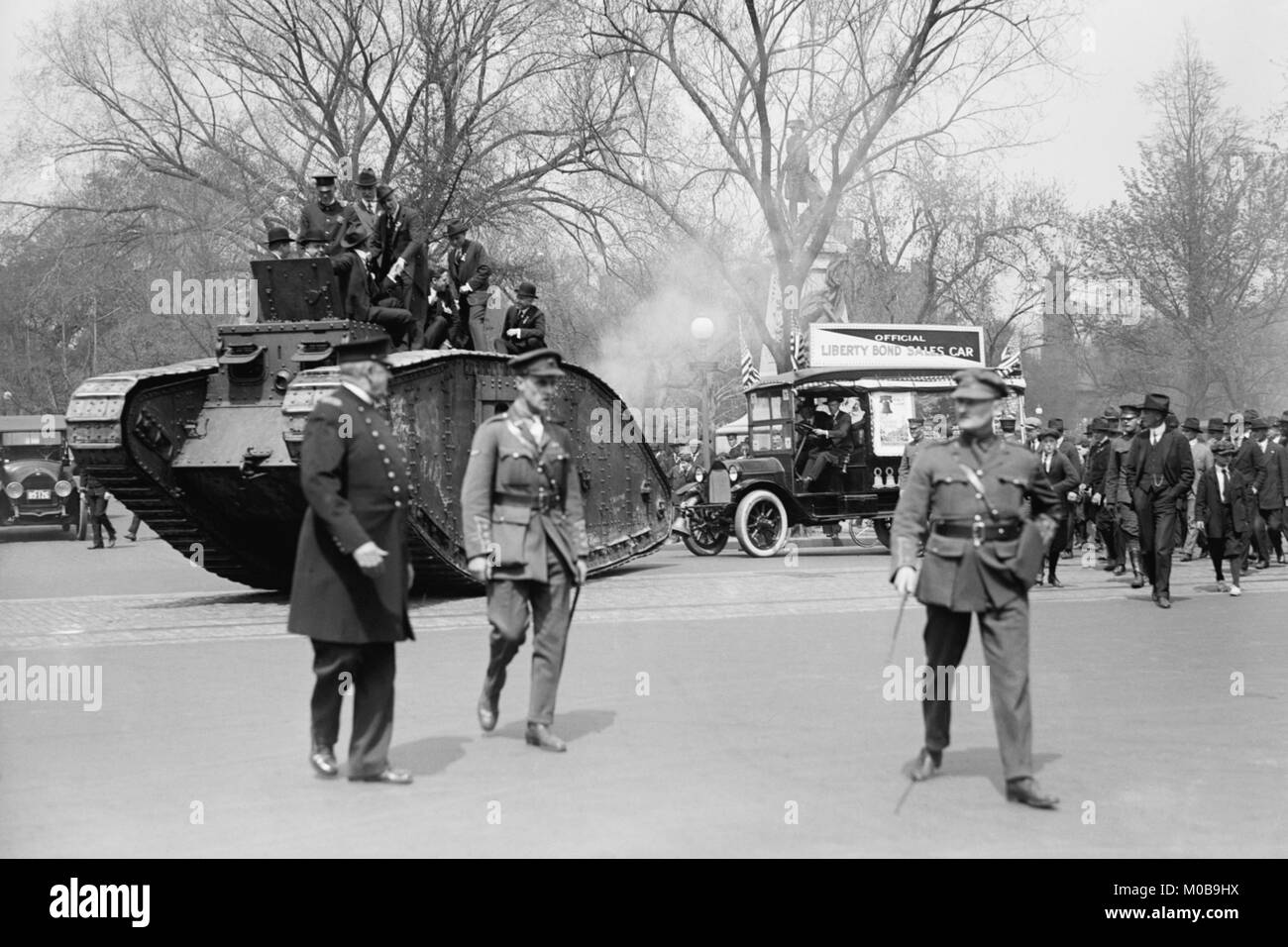 Parade von einem Tank in einem Washington Liberty Bond Parade Stockfoto