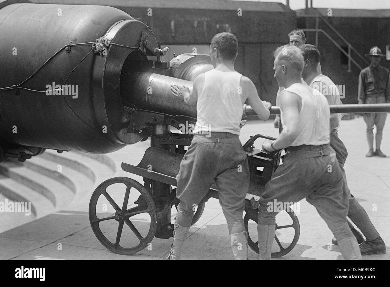 Artillerie Männer in Ausbildung Last Big Gun mit massiven Shell Stockfoto