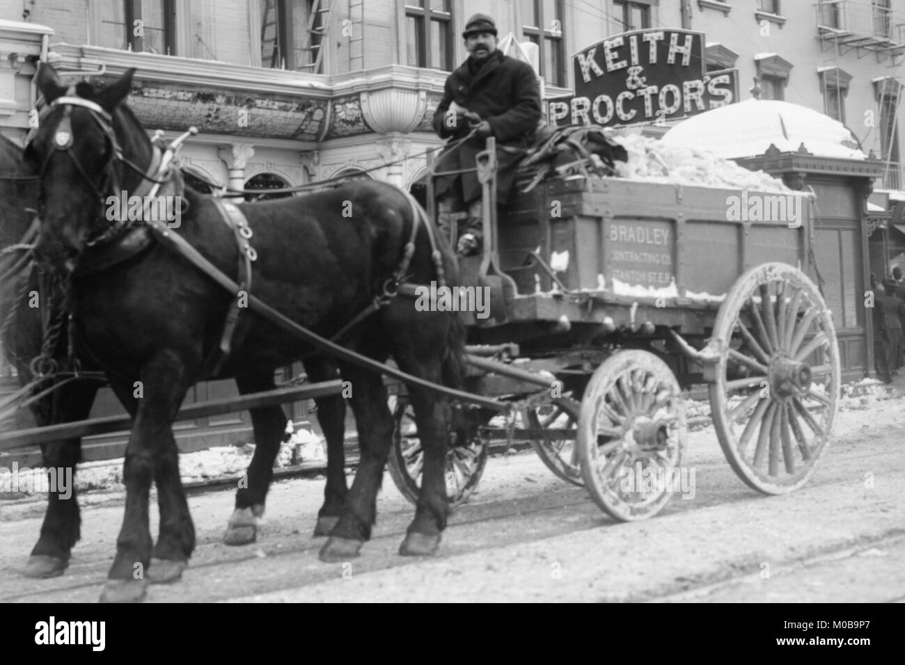 Carting Schnee von New York Straßen von Pferd & Wagen Stockfoto