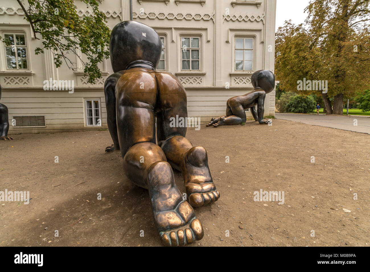 Riesige bronzene Krabbelbabys im Prager Kampa-Park vom tschechischen Bildhauer und Künstler David Cerny, Prag, Tschechische Republik Stockfoto