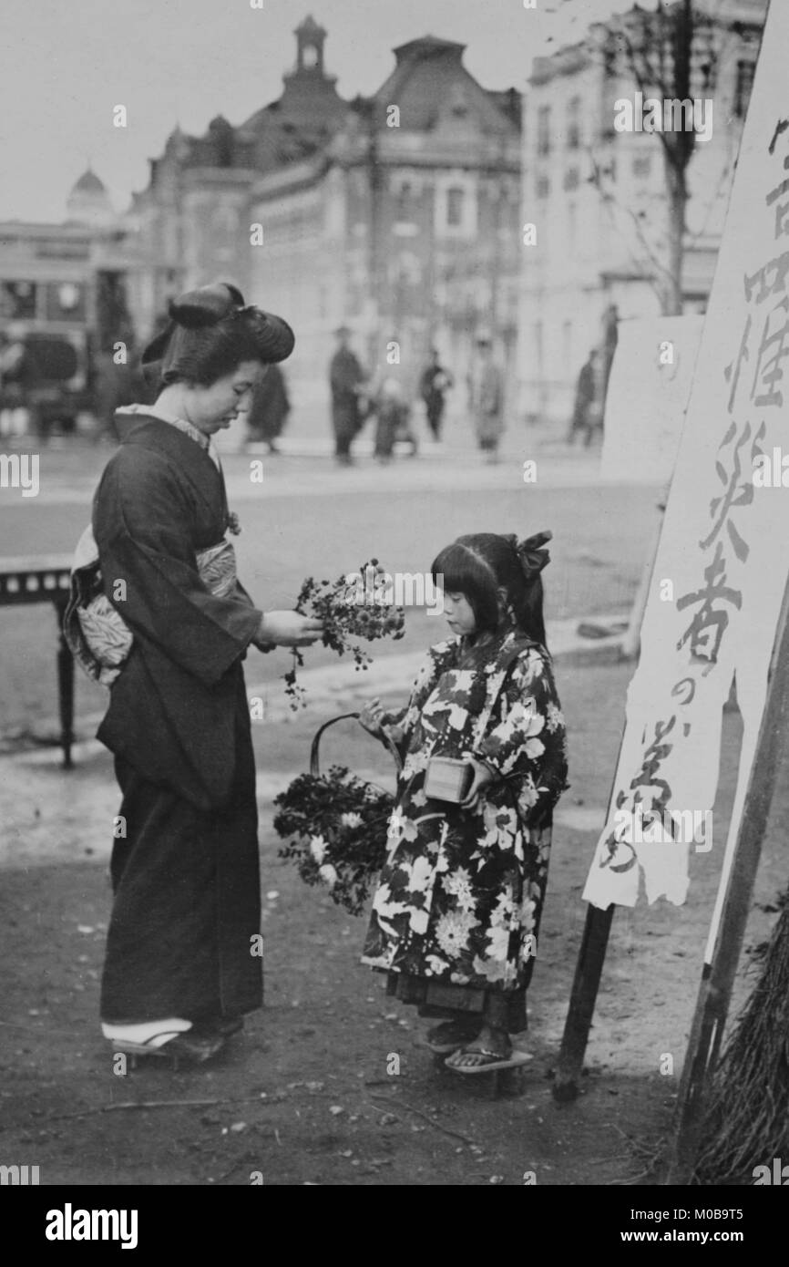 Kleinkind vor Schild verkauft Blumen in einem Kimono tragen junge Dame Stockfoto