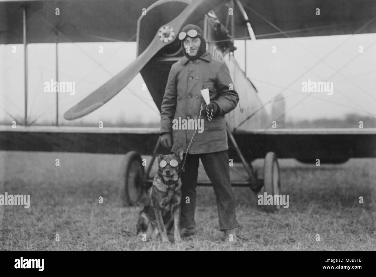 Aviator und seinem Hund Schutzbrille vor seinem Doppeldecker Stockfoto