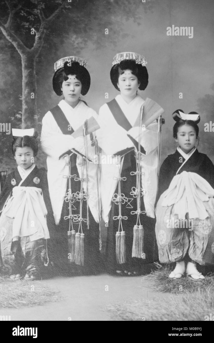 Japanische Mütter mit ihren Kindern tragen traditionelle Kimono mit Obi & Haar Kämme Stockfoto