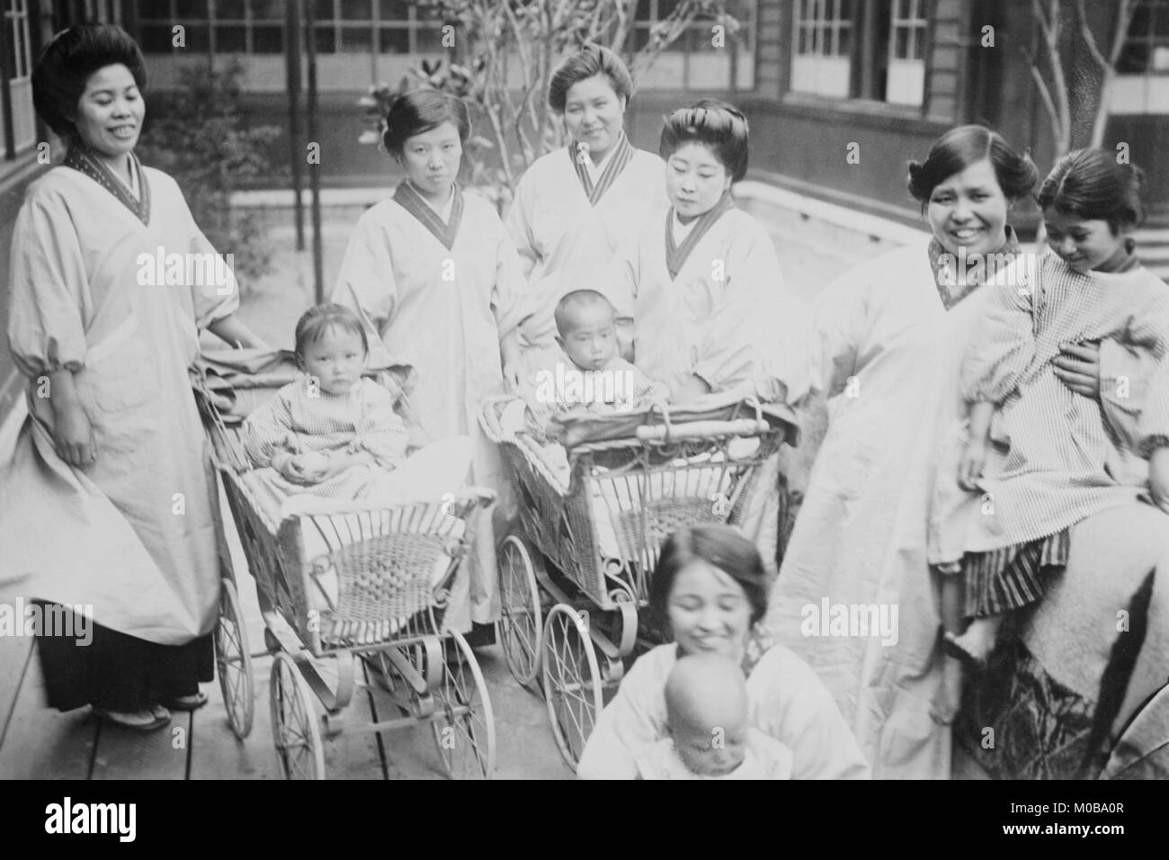 Japanische Mütter mit ihren Kindern im Kinderwagen oder Kinderwagen Stockfoto