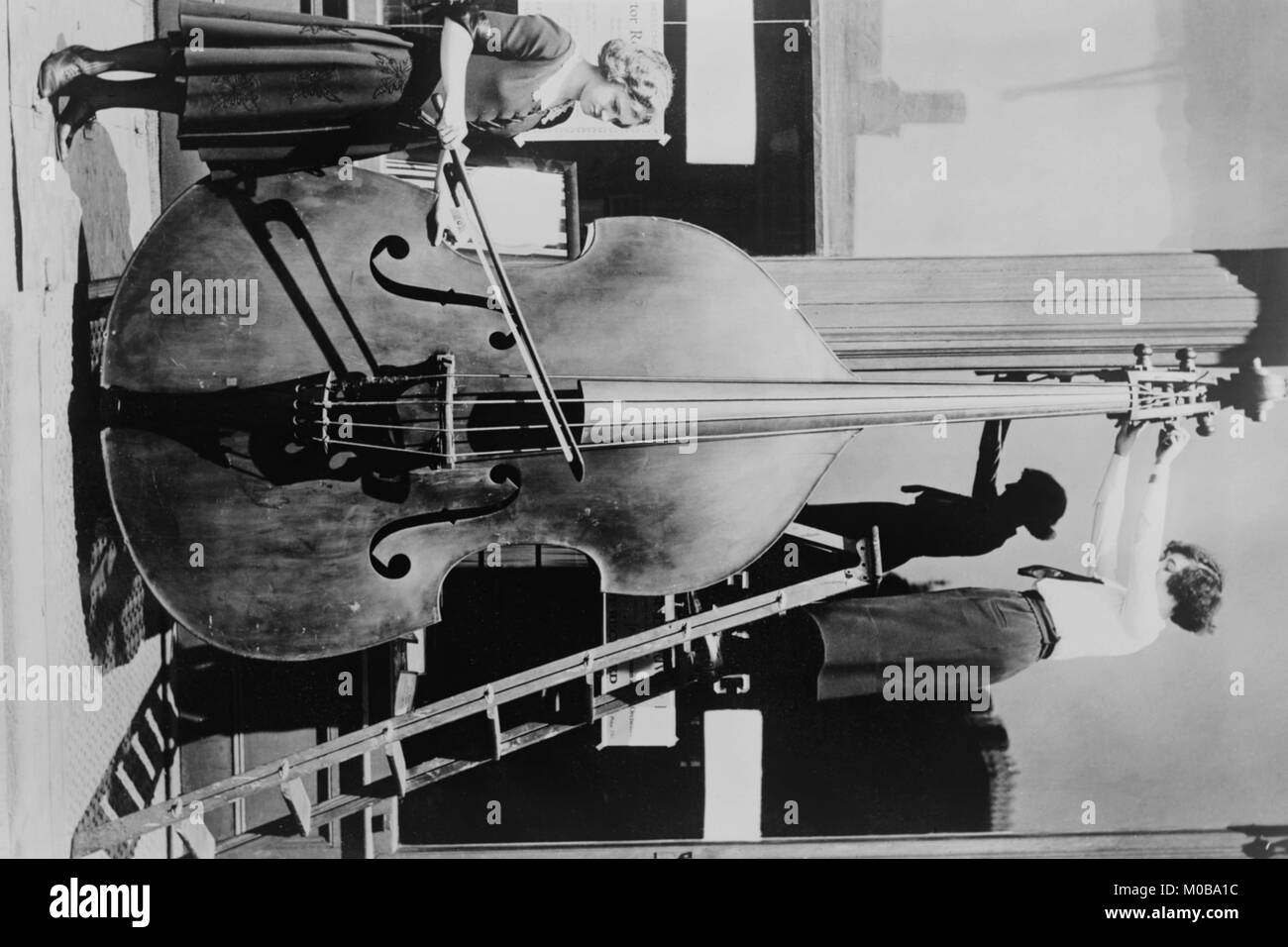Riesige Violine, die über 12 Meter hoch Stockfoto