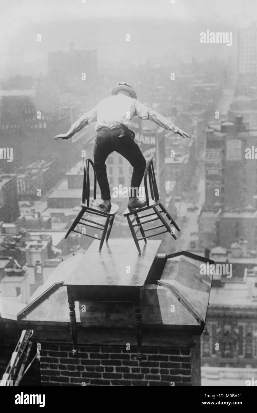 Reynolds einen Balanceakt auf dem Dach in New York City Stockfoto