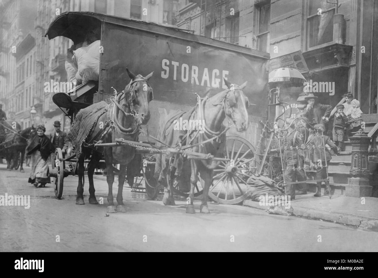 Von Pferden gezogene Wagen mit Schild Lagerung entladen Sie die Home Inhalt einer Familie vertrieben zu werden Stockfoto