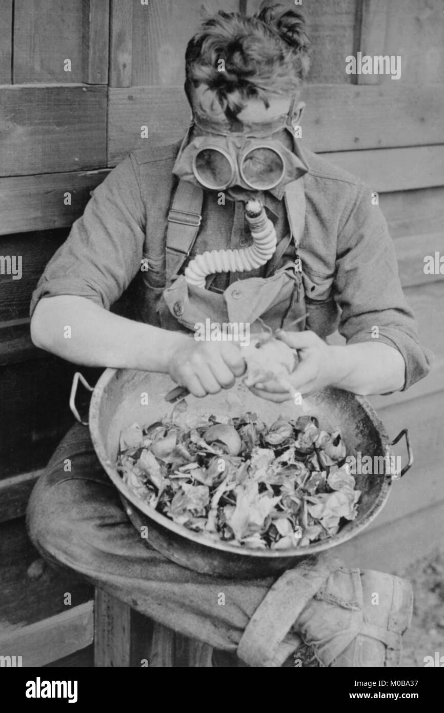 Soldat zieht Gasmaske selbst aus über Zwiebeln Weinen zu schützen. Stockfoto