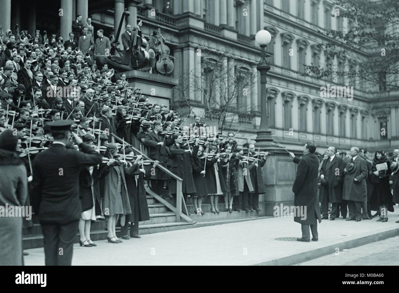 Hundert Geigen auf den Stufen des Navy Building in Washington, DC, spielen das Star Spangled Banner zum Gruß der Beamten. Stockfoto