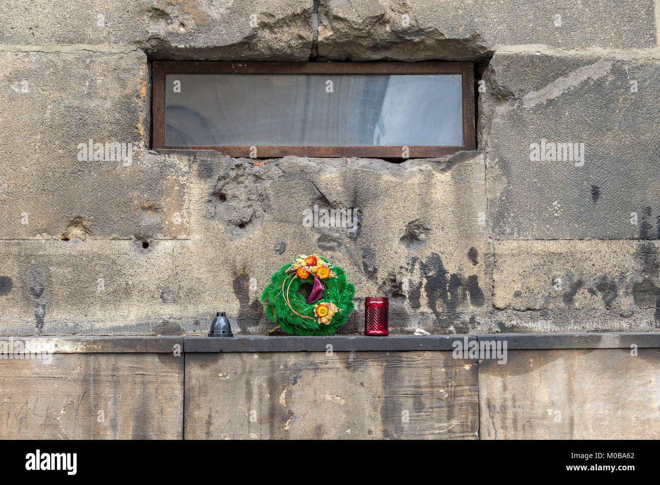 Einschusslöcher um den Luftauslass in der Wand der St. Cyrils-Kirche das Versteck von 7 tschechischen Kommandos aus dem Zweiten Weltkrieg nach dem Attentat auf Heydrich, Prag Stockfoto
