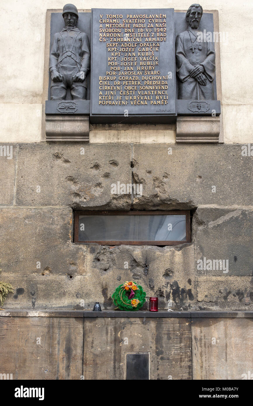 Einschusslöcher um den Luftauslass in der Wand der St. Cyrils-Kirche das Versteck von 7 tschechischen Kommandos aus dem Zweiten Weltkrieg nach dem Attentat auf Heydrich, Prag Stockfoto