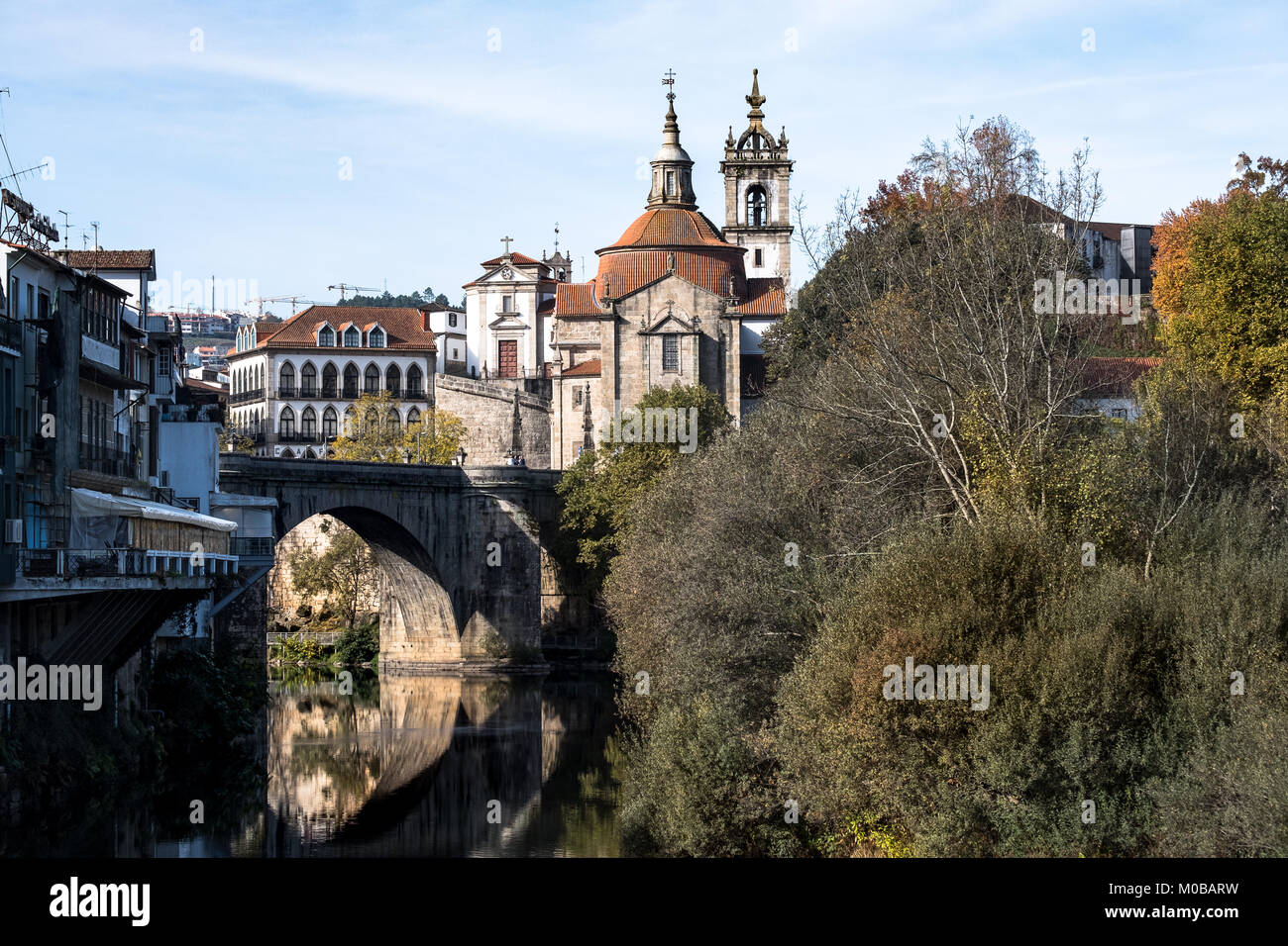 Blick auf den Dom von Amarante mit seinem römischen Stil Brücke über den Fluss, einen anderen großen historischen Ort in Portugal zu besuchen. Stockfoto