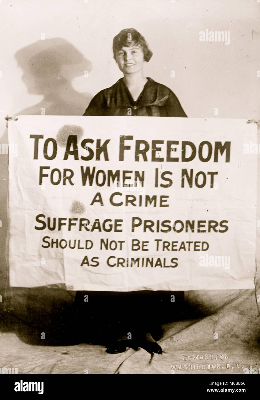 Suffragette Lucy Branham mit Poster Stockfoto