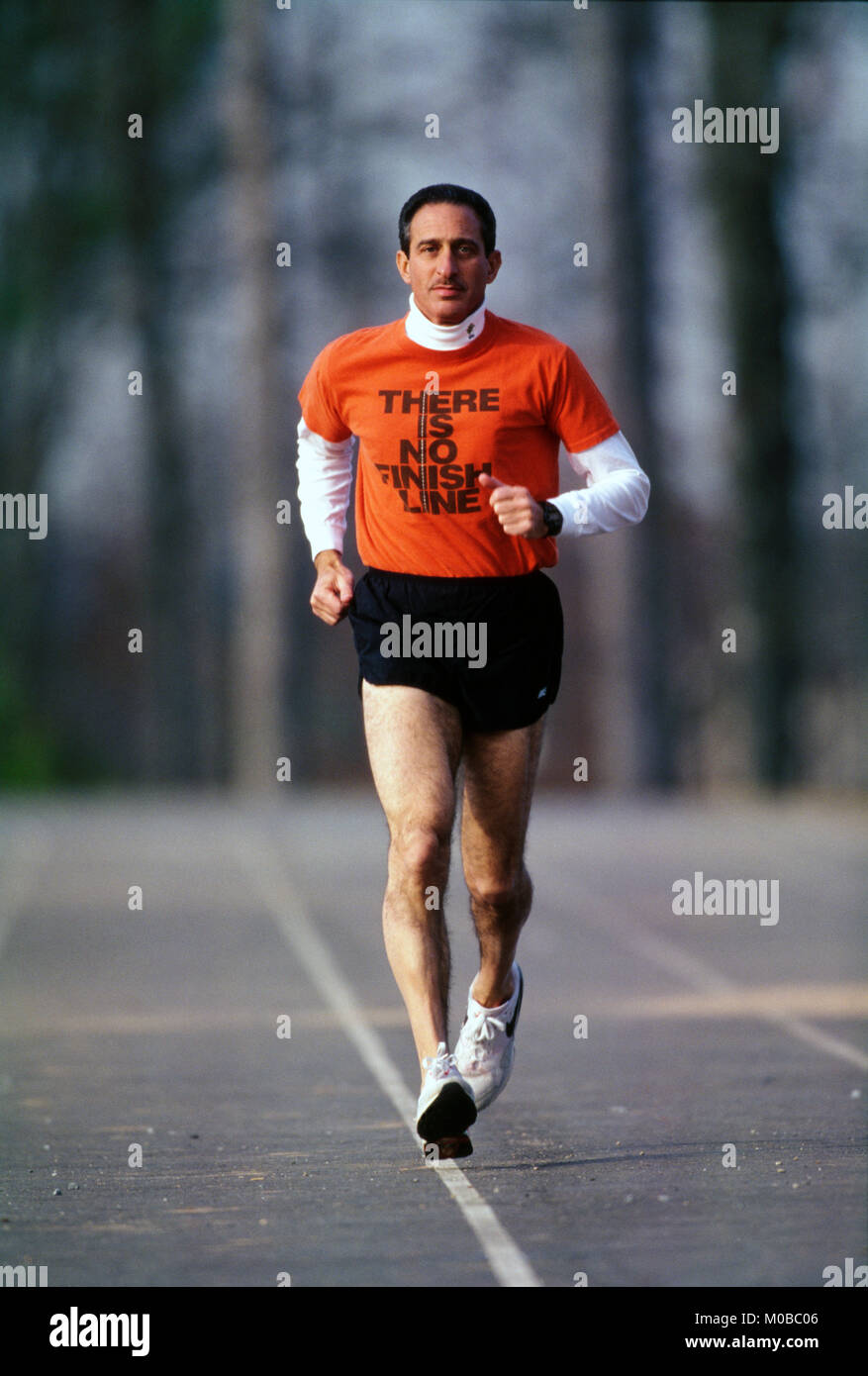 Home Depot co-Gründer Arthur Blank verschleißt" gibt es keine Ziellinie" T-Shirt während der Ausführung auf dem richtigen Weg. Leer ist jetzt Inhaber des NFL Atlanta Falcons. Stockfoto