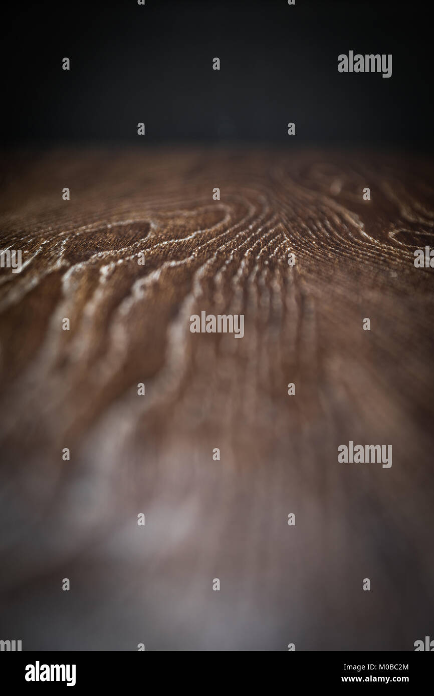 Holz- Hintergrund Oberfläche mit enge Tiefenschärfe zu Verblassen zu Schwarz. Stockfoto