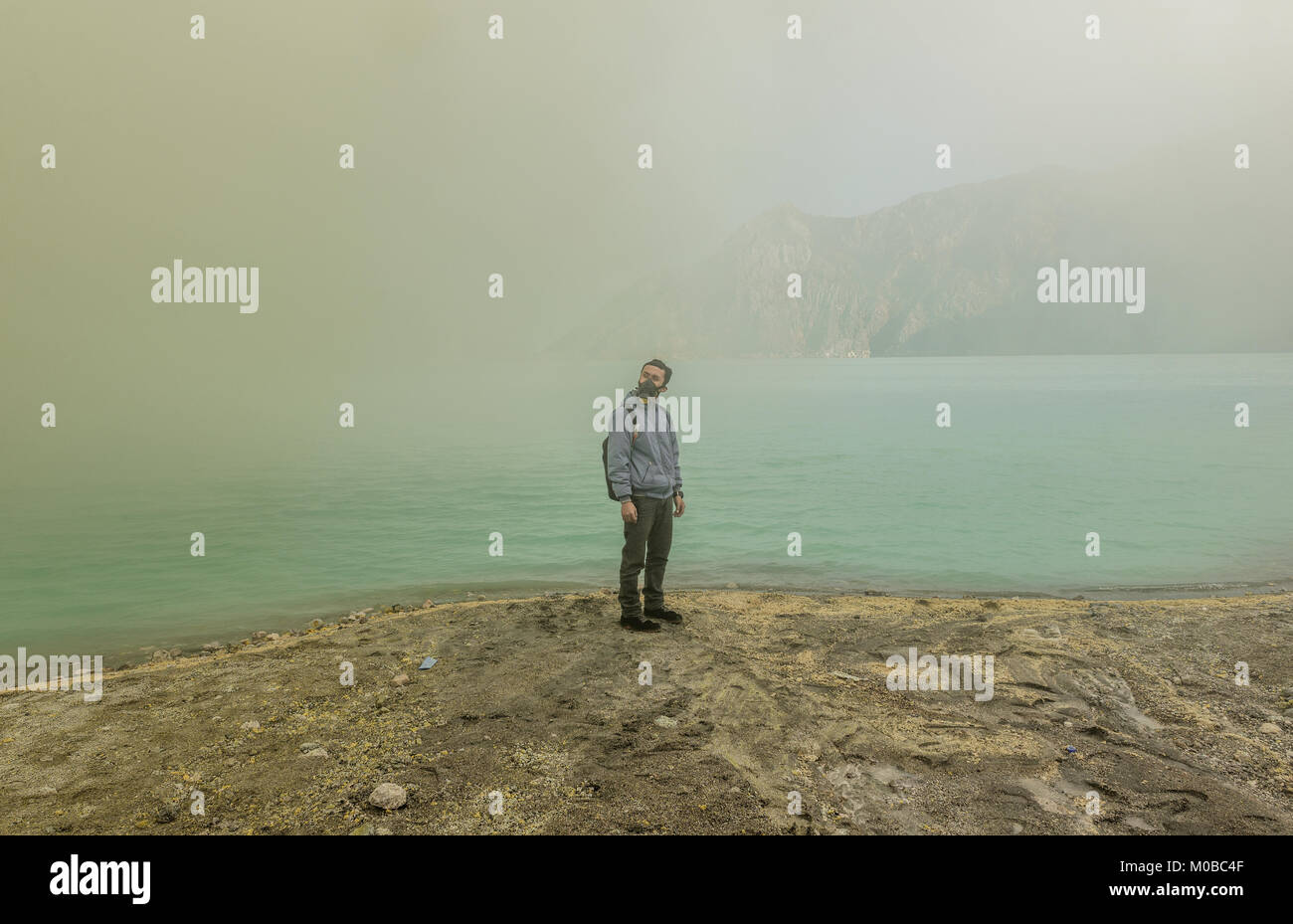 Touristische umgeben von giftigen Gas in der Nähe von ijen Kratersee, Indonesien Stockfoto