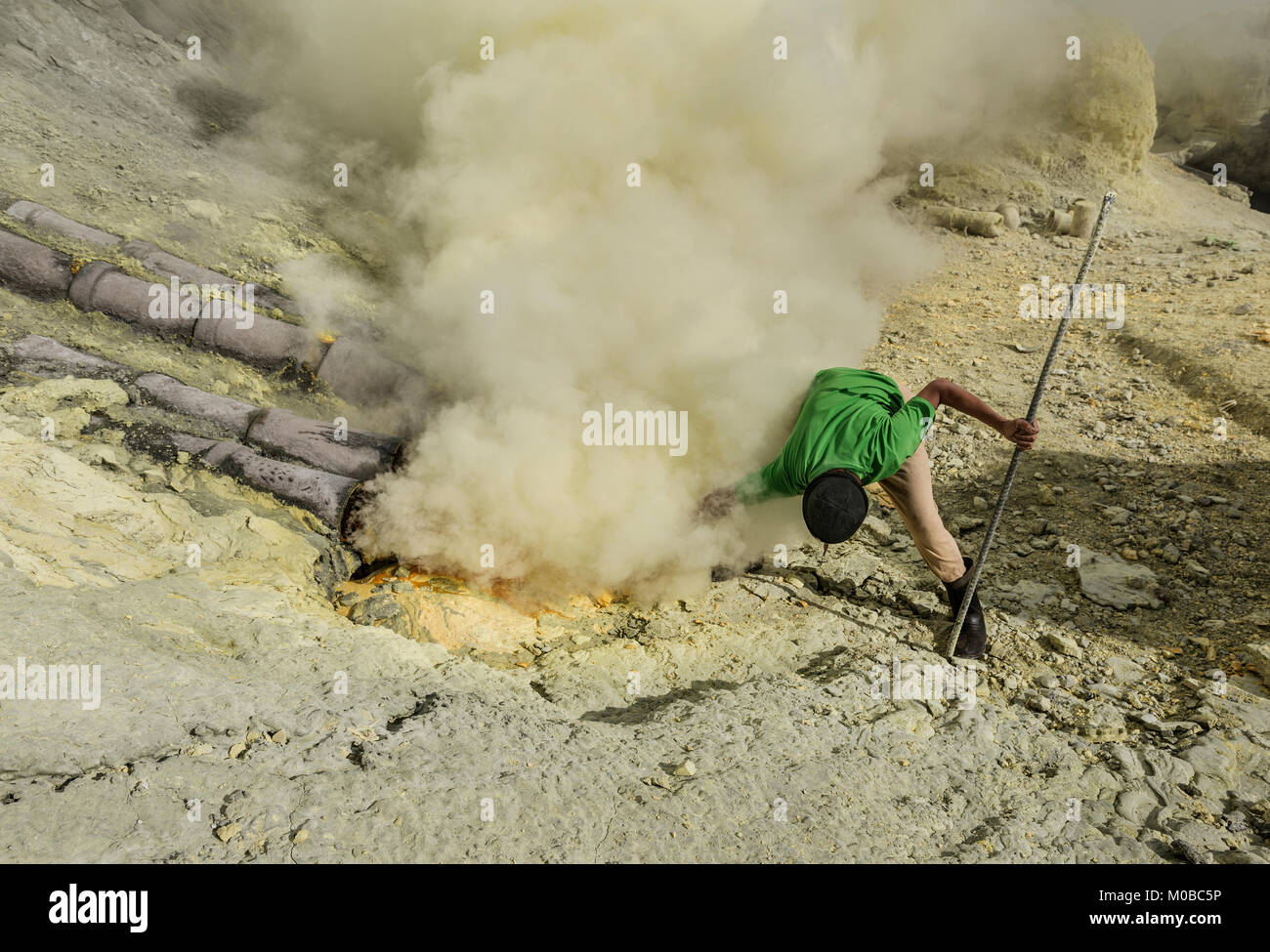 Schwefel miner Arbeiten in extrem rauer Umgebung Schwefel aus Vulkan Ijen zu extrahieren, Indonesien Stockfoto