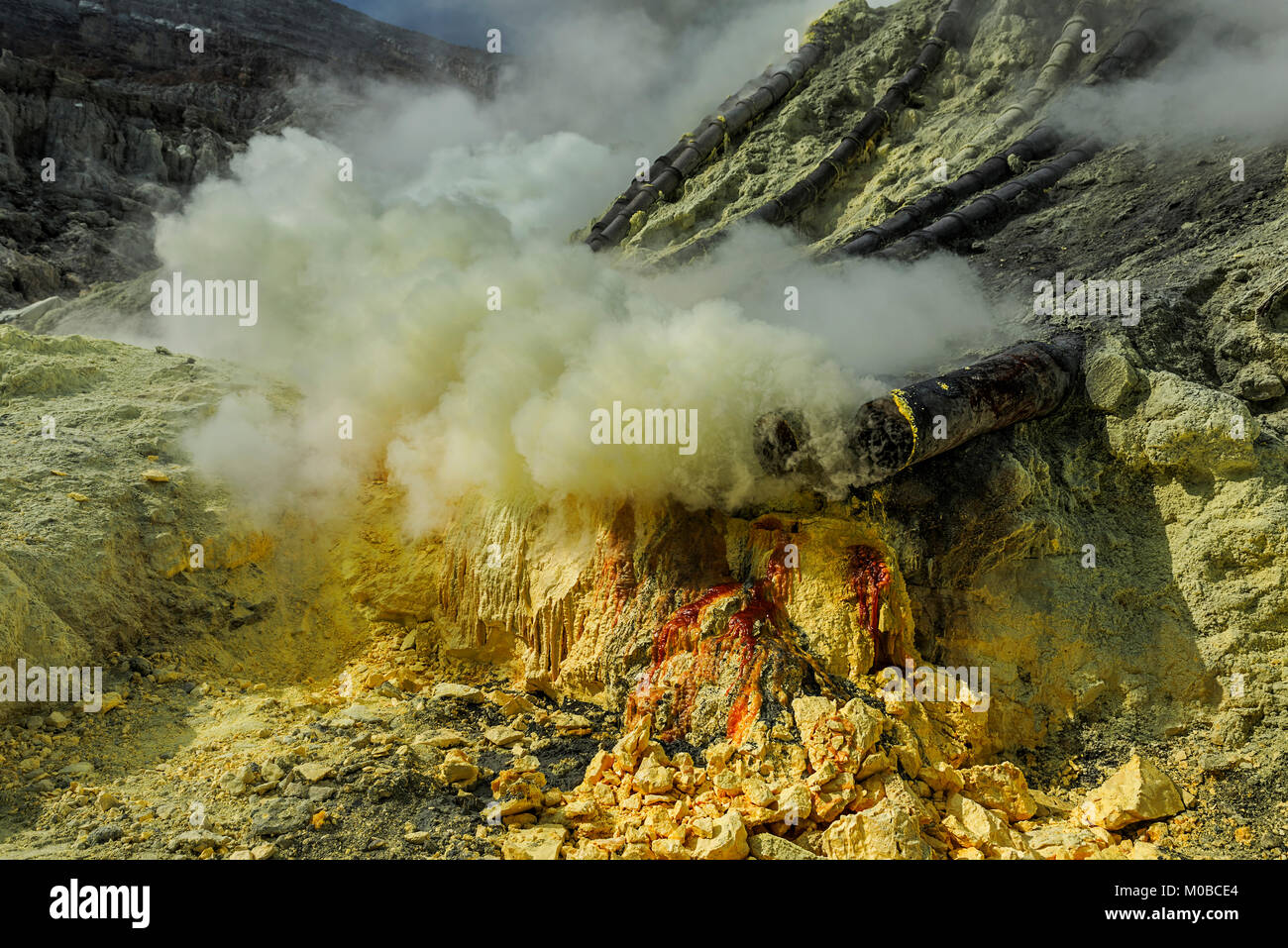 Schwefel Rauch aus heißen Rohren in Ijen Berg, Indonesien Stockfoto