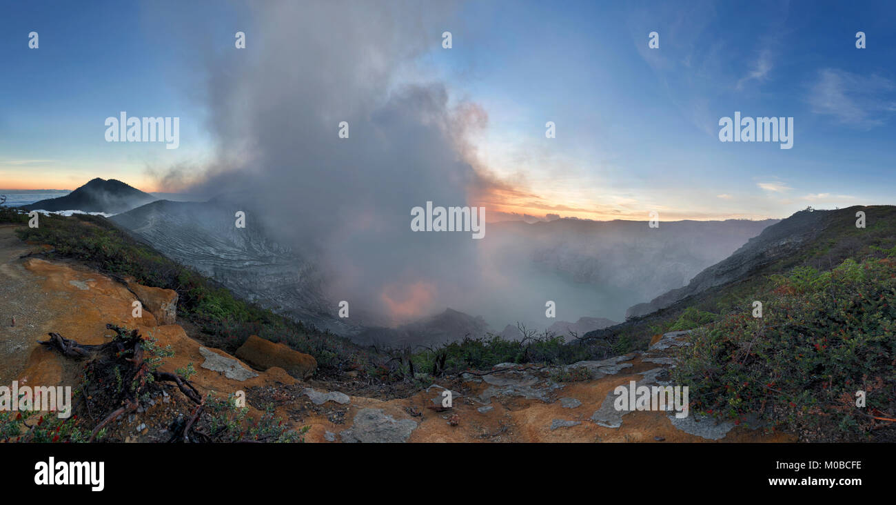 Ijen Schwefel Vulkan und seine Krater See bei Sonnenuntergang, Indonesien Stockfoto