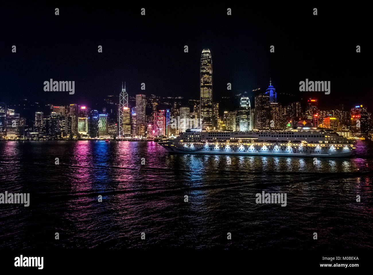 Tsim Sha Tsui, Hong Kong - 17. Januar 2018: Star Pisces‎ Blätter Ocean Terminal, Victoria Hafen bei Nacht Stockfoto