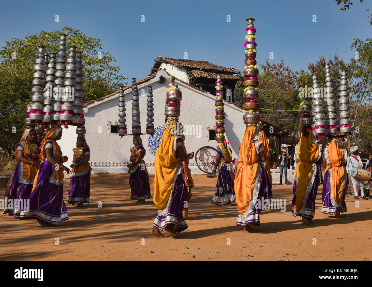 Frauen, die die Rajasthan und Gujarat Bhavai Topf tanzen, feiern die Bemühungen der Frauen in der Wüste Wasser, Udaipur, Rajasthan, Indien Stockfoto
