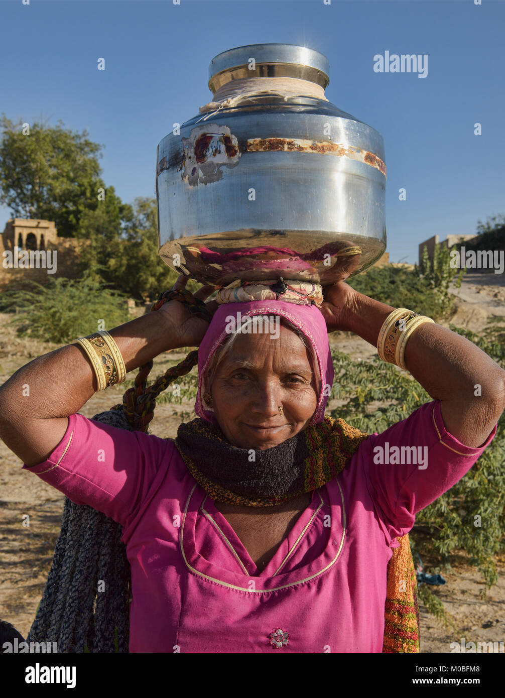 Das Tragen von Wasser in der Wüste, Jaisalmer, Rajasthan, Indien Stockfoto