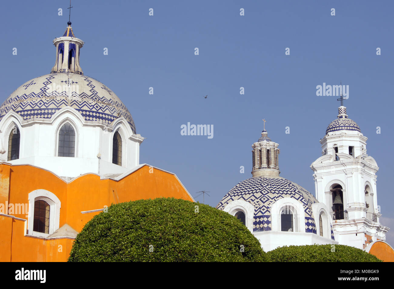 Oben in der Kirche und Bäume auf dem Hauptplatz von Tlaxcala, Mexiko Stockfoto