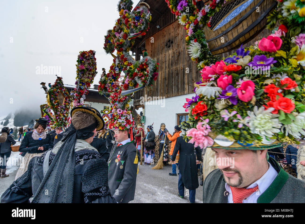 Bad Hofgastein: Perchtenlauf (percht Perchten Maske Prozession): Kappenträger mit Nachtänzer (Gap Carrier mit dem Tänzer) am Haus, Pongau, Salzburg, Österreich Stockfoto
