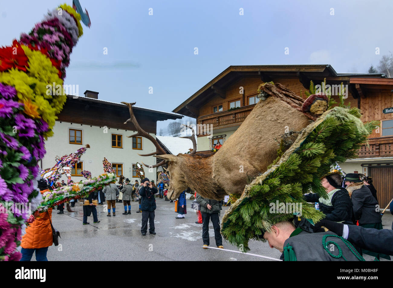 Bad Hofgastein: Perchtenlauf (percht Perchten Maske Prozession): Kappenträger mit Nachtänzer (Gap Carrier mit der Tänzerin) und Rothirsch (Rotwild) am Haus, Stockfoto