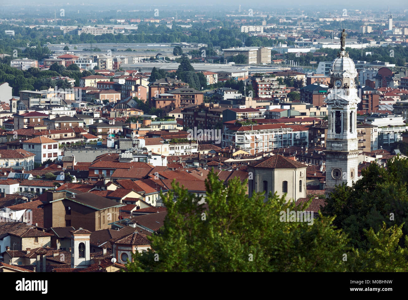 Bergamo, Italien - 11. Juni 2017: Luftbild zu Citta Bassa, die untere Stadt, einem lebhaften Finanz Zentrum von nationaler Bedeutung. Etwa ein Viertel Stockfoto