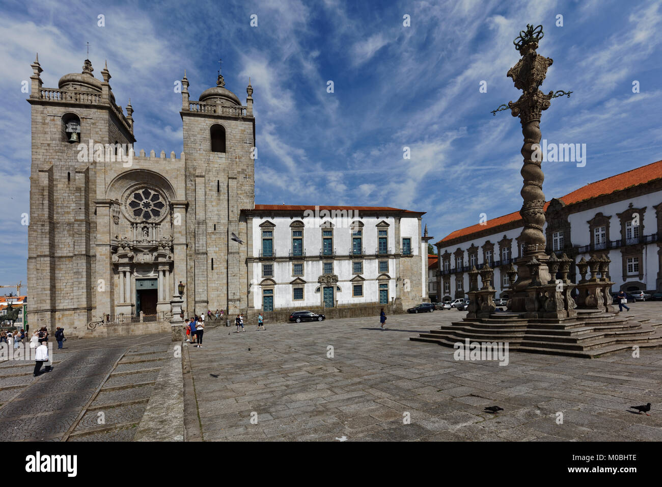 Porto, Portugal - 8. Mai 2017: Menschen vor der Kathedrale von Porto. Im Jahr 1737 erbaut, ist es eines der wichtigsten lokalen romanischen Bauwerken Stockfoto