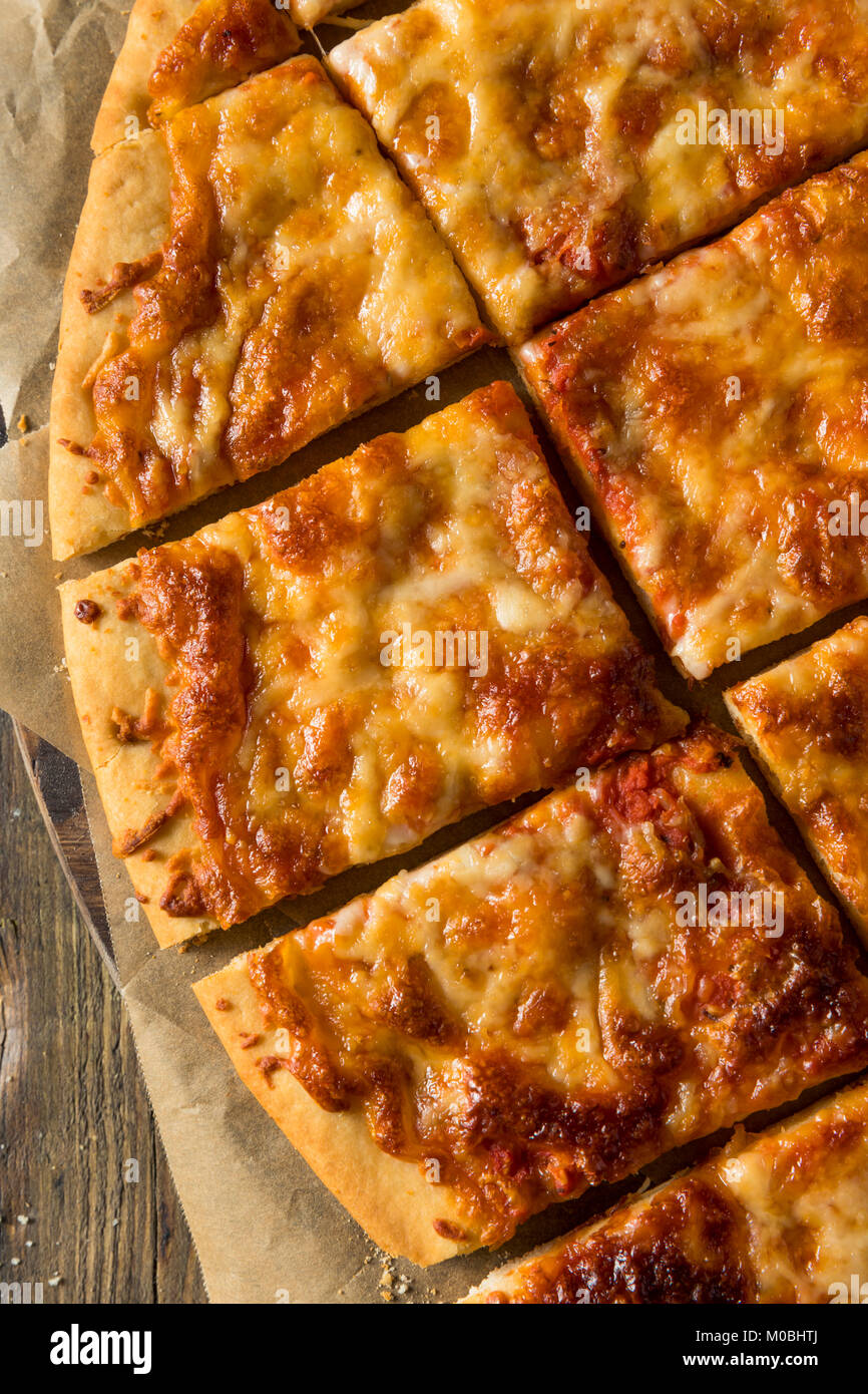 Köstliche hausgemachte Käse PIzza Schneiden in quadratische Scheiben Stockfoto