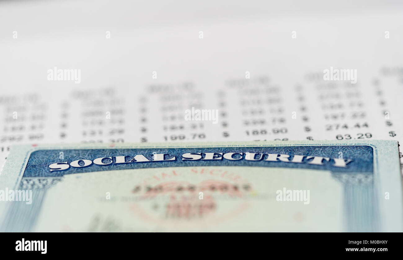 USA Social Security Card auf Berechnungen von Einkommen für den Ruhestand Stockfoto