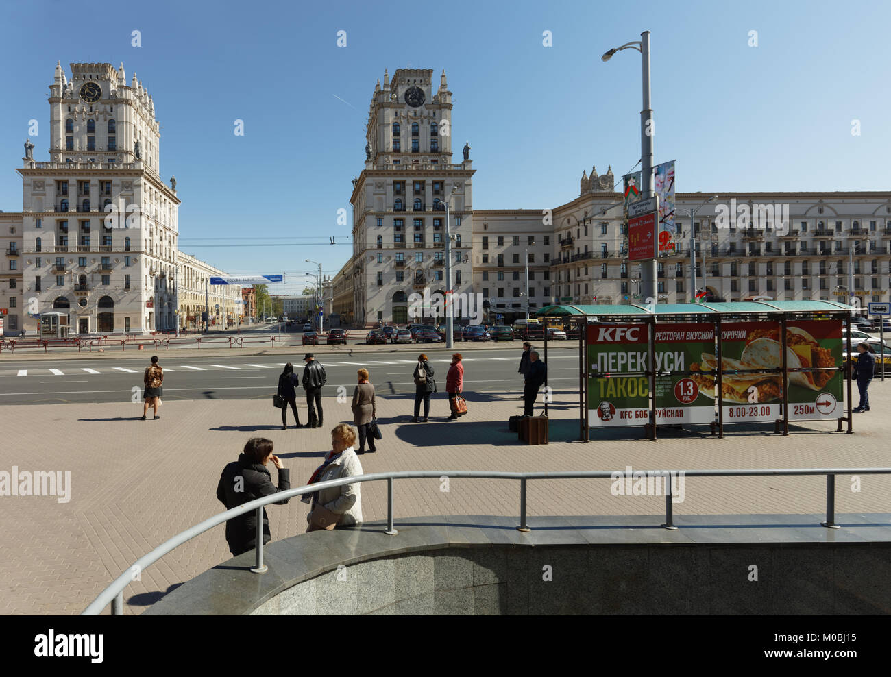 Minsk, Weißrussland - Mai 14, 2017: Banner des KFC Fastfood Restaurant gegen Stalin Empire Stil bauten auf Bobruyskaya Straße. Erste KFC eröffnet in Stockfoto