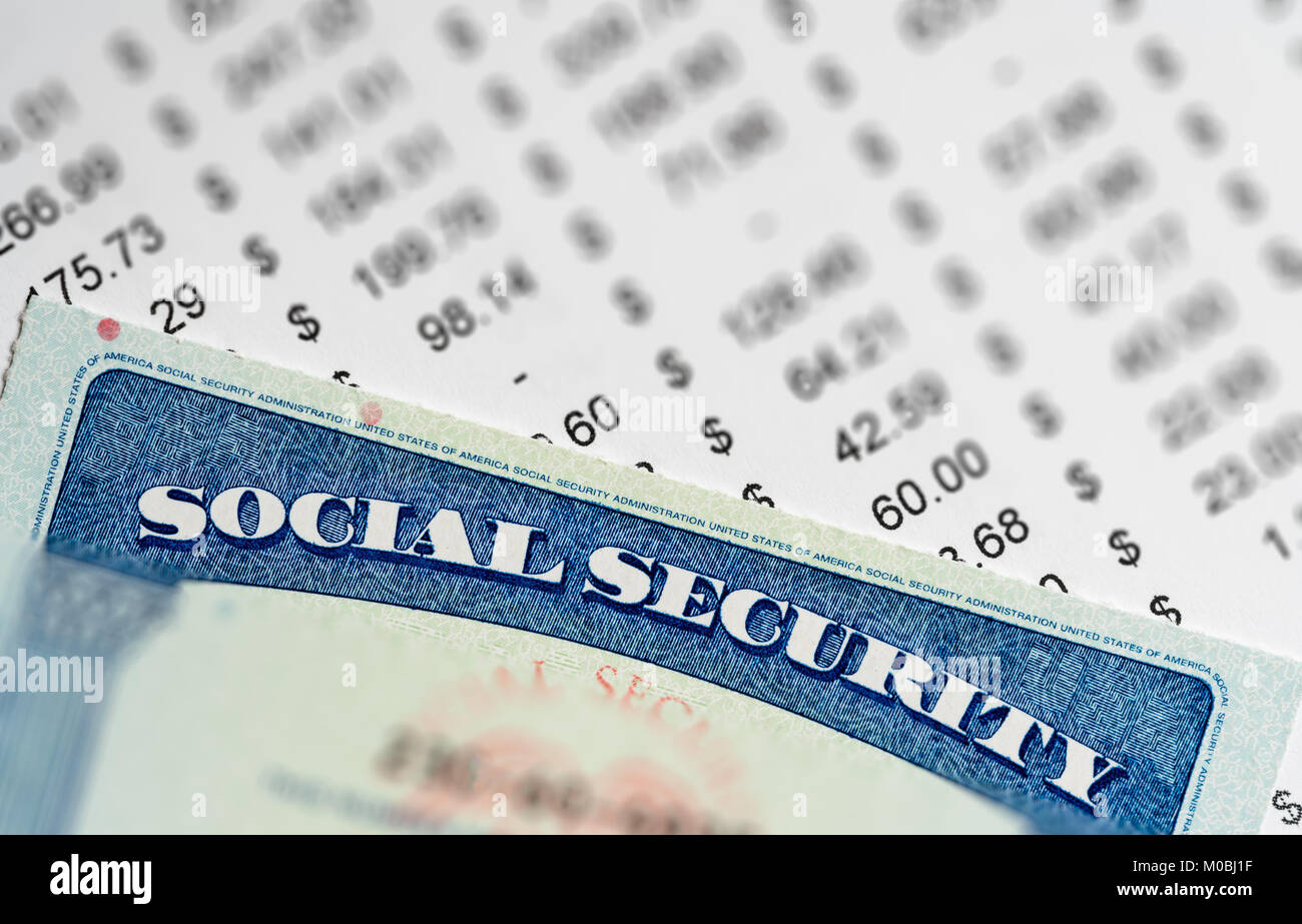 USA Social Security Card auf Berechnungen von Einkommen für den Ruhestand Stockfoto
