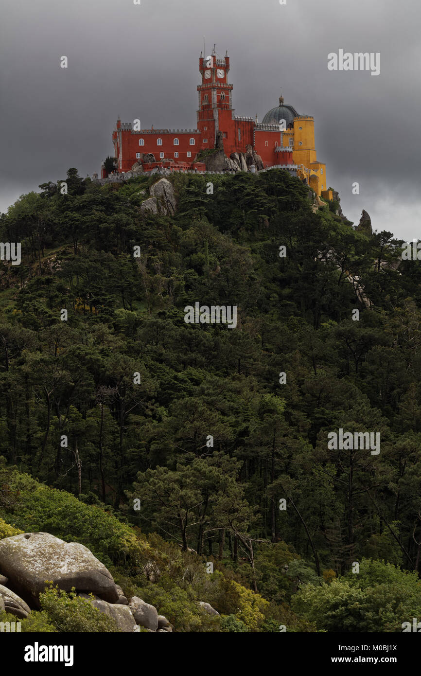 Sintra, Portugal - 10. Mai 2017: Blick nach Pena Palast auf dem Hügel in die Berge von Sintra entfernt. Seit 1995 ist die Kulturlandschaft Sintra ist l Stockfoto