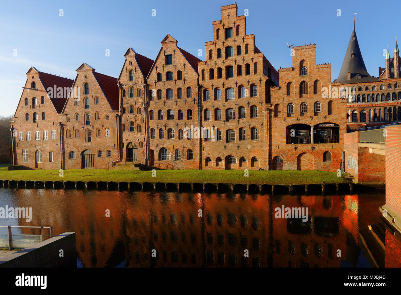 Lübeck, Deutschland - 30. Dezember 2016: Salz Lagerhäuser am Ufer der Trave. Aufgrund seiner umfangreichen Backsteingotik, die Stadt ist Liste Stockfoto