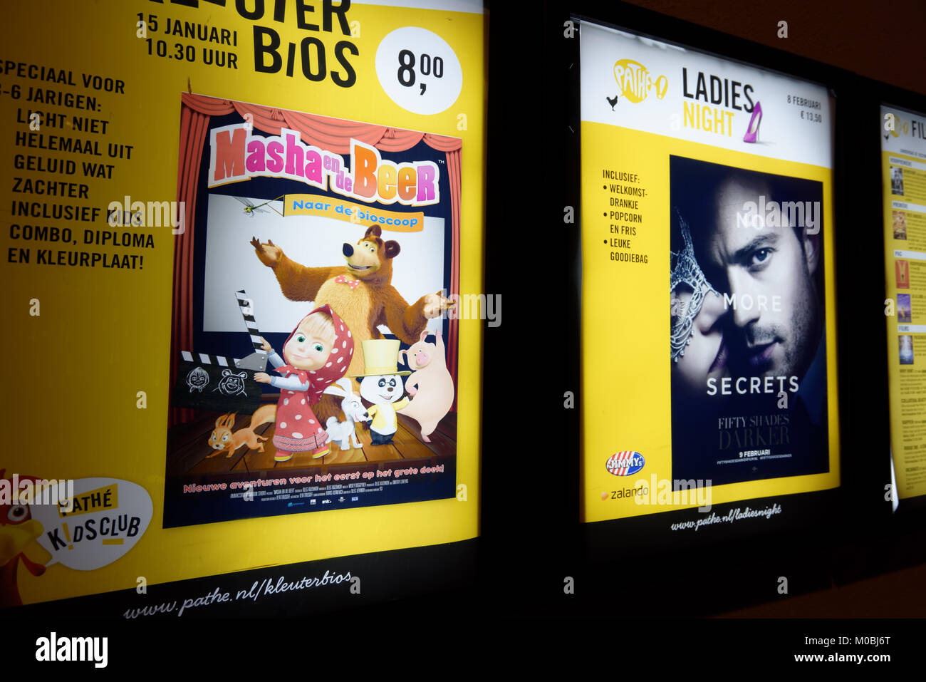 Groningen, Niederlande - 31. Dezember 2016: theaterprogramm der Russischen animierte TV-Serie Masha und das Bier an der Pathe Kino. Die Serie ist trans Stockfoto