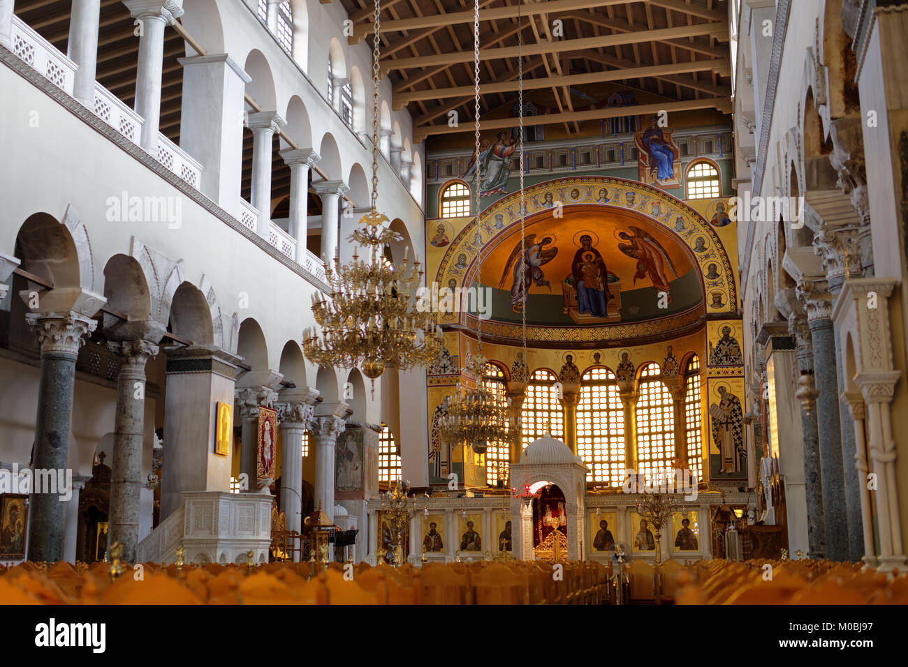 Thessaloniki, Griechenland - 3. September 2016: Menschen in der Kirche des heiligen Demetrius. Es ist das Hauptheiligtum, das dem heiligen Demetrius gewidmet ist Stockfoto