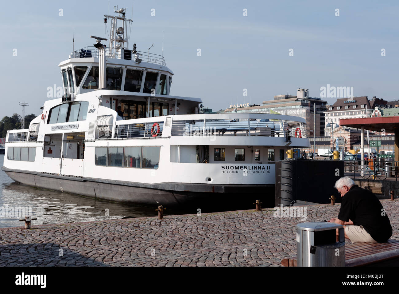 Helsinki, Finnland - 21 August 2016: Menschen auf der Fähre nach Suomenlinna am Marktplatz. Suomenlinna Festung ist als UNESCO-Er aufgeführt Stockfoto