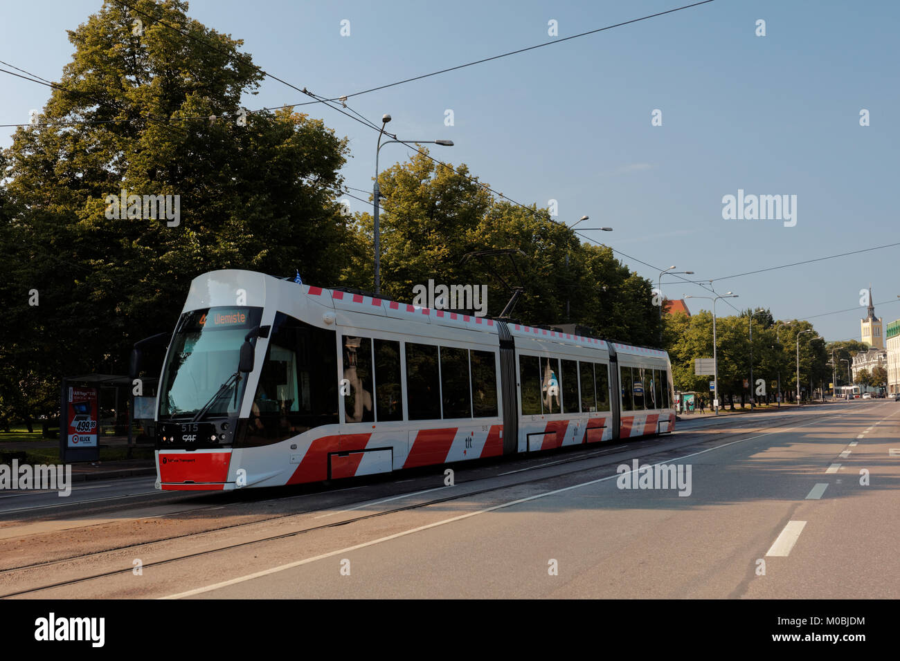 Tallinn, Estland - 20. August 2016: Moderne Straßenbahn auf der Viru Platz. Die erste Straßenbahnlinie in die Stadt wurde im Jahre 1888 eröffnet Stockfoto
