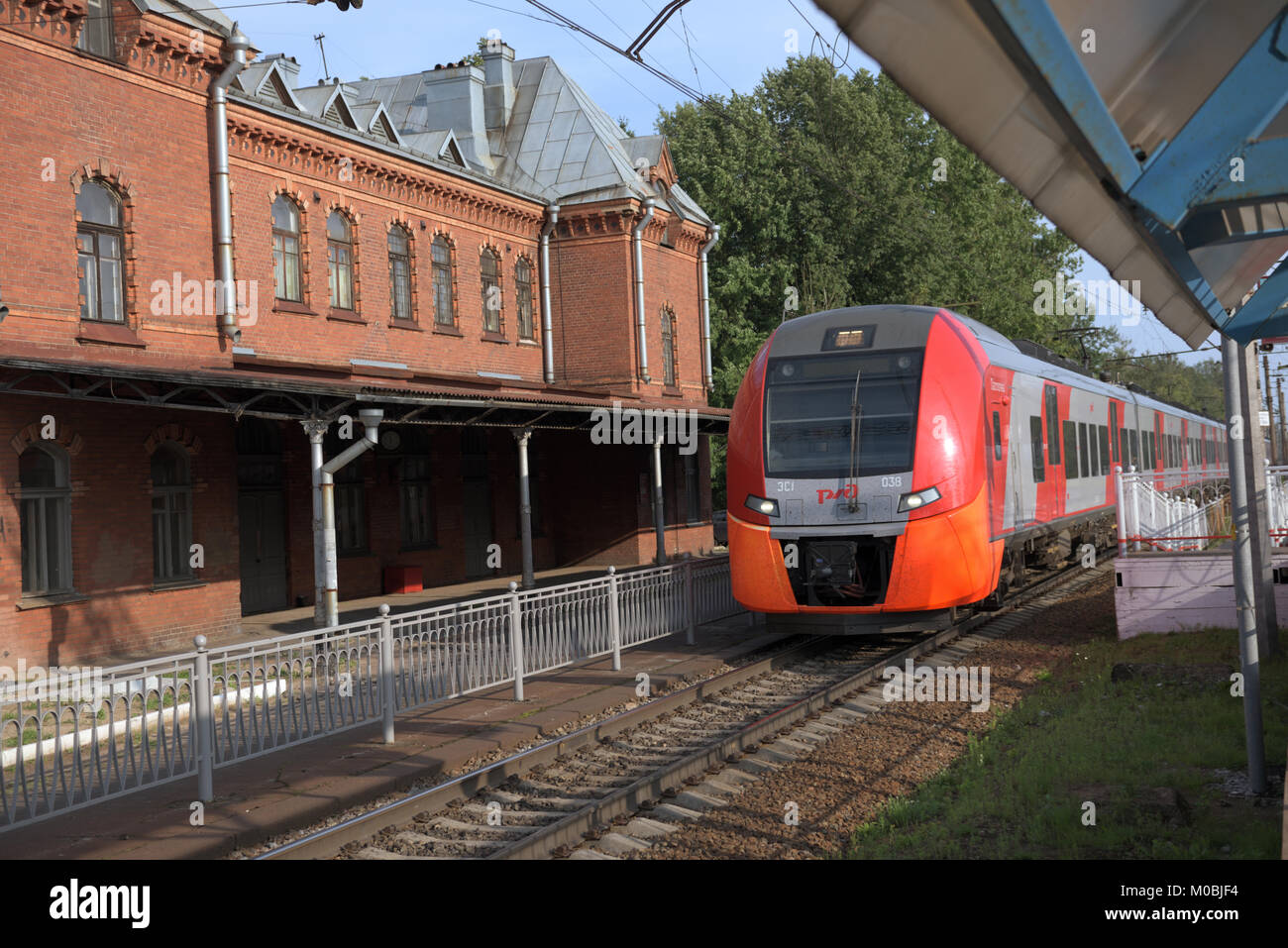 St. Petersburg, Russland - 25. Juli 2016: Hochgeschwindigkeitszug Lastochka passiert den Bahnhof Schuwalovo. Stockfoto