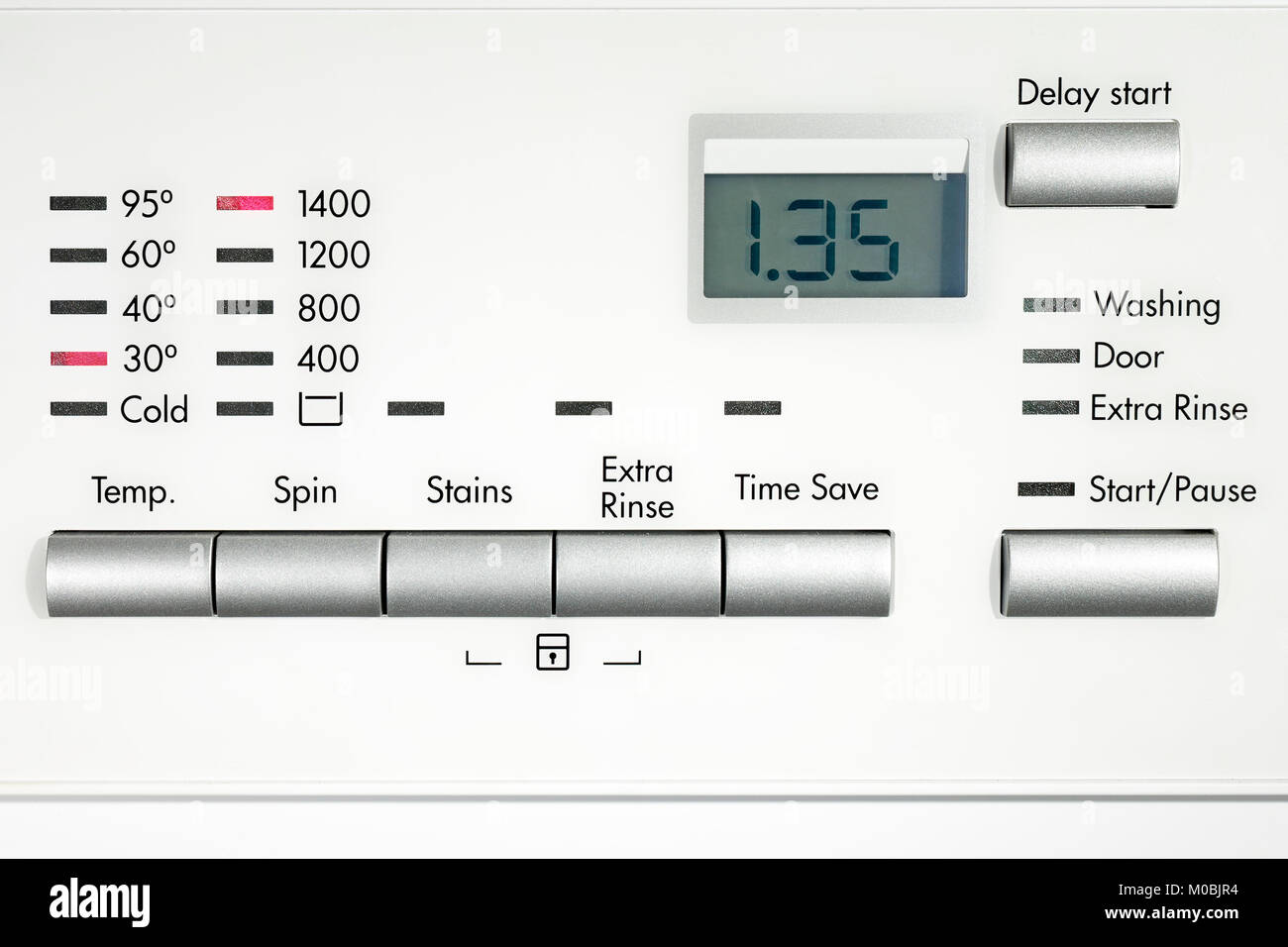 Waschmaschine bis 30 Grad waschen und 1400 U/min Schleuderdrehzahl: 1 Std. 35 min. 1,35 Std. einstellen Stockfoto