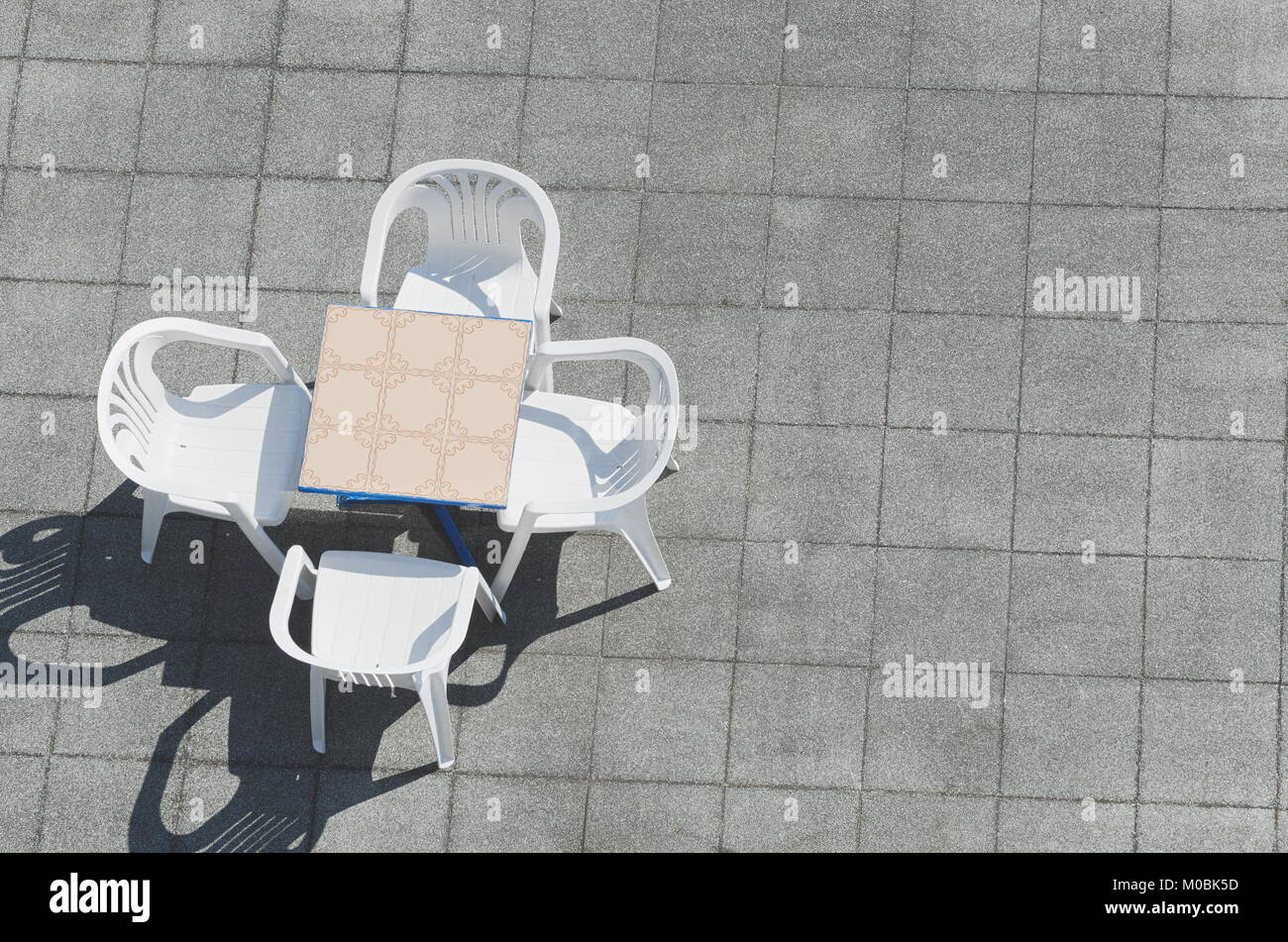 Tabelle mit weißen Plastikstühlen von Oben Stockfoto