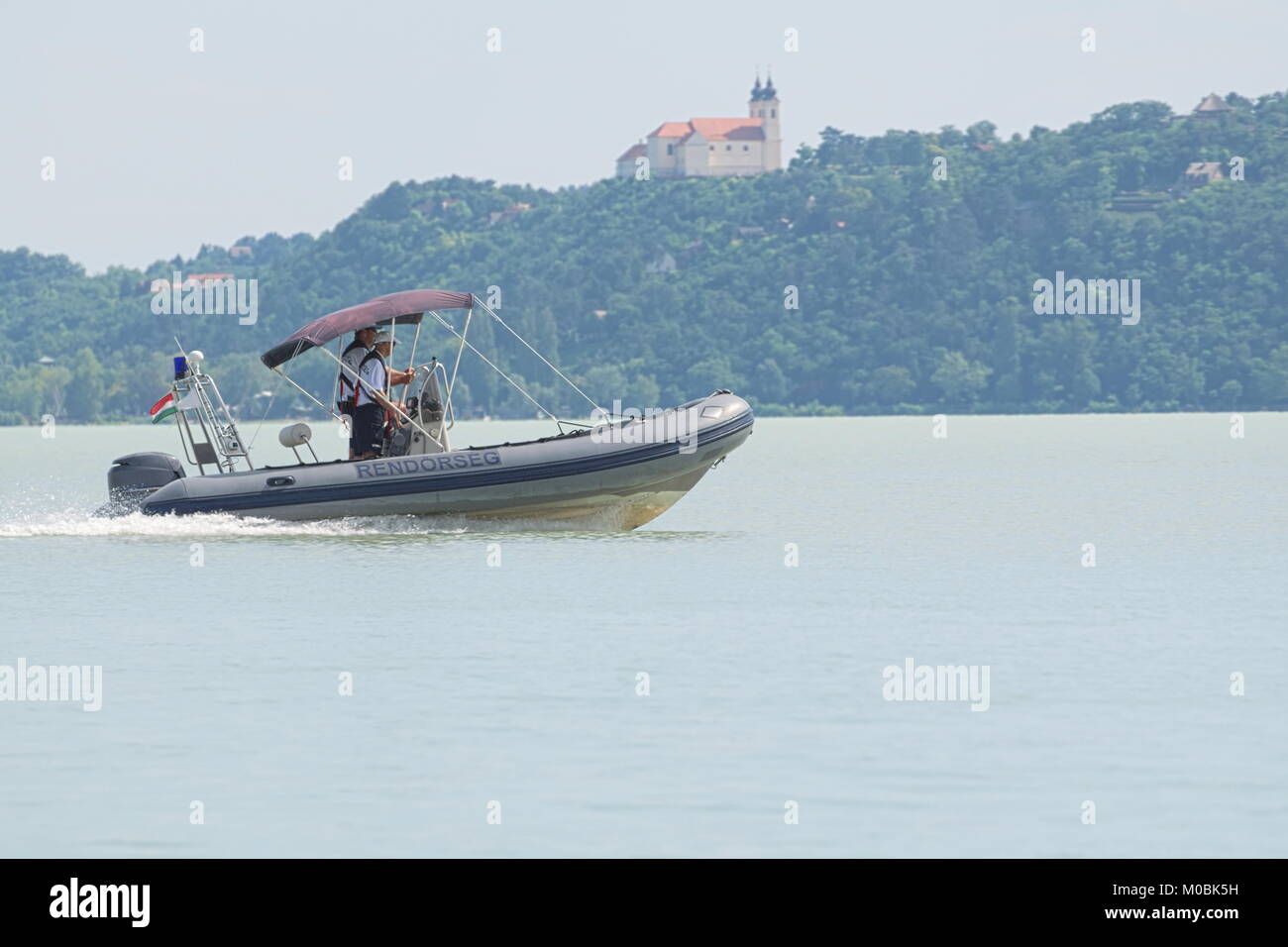 Beschleunigung Wasser Polizei Motorboot am Plattensee Stockfoto