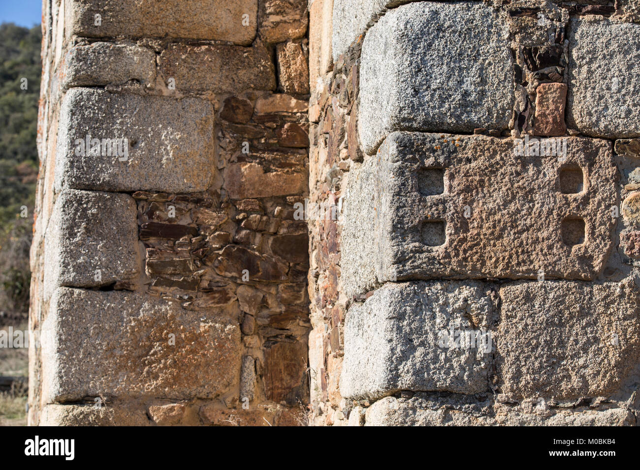 Ehemalige Ataecina Steinaltar wiederverwendet als Werkstein im Santa Lucia del Trampal Schrein, Trofa, Spanien Stockfoto