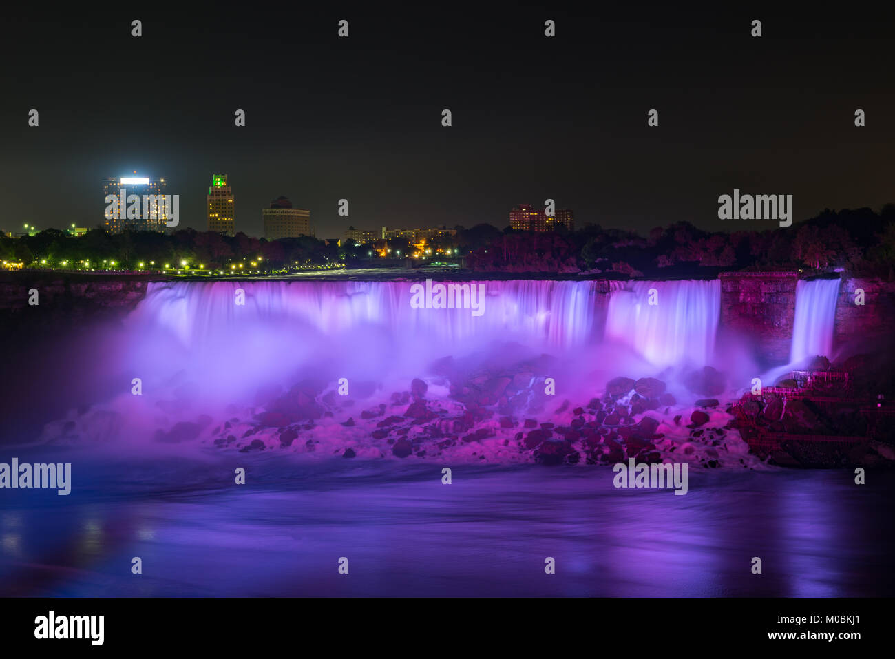 Niagara-Fälle beleuchtet durch bunte Lichter in der Nacht. Stockfoto