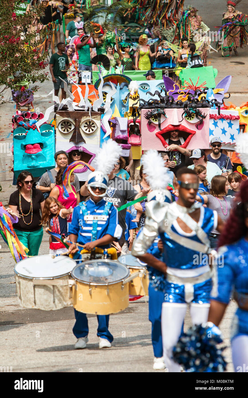 Atlanta, GA, USA - 23. September 2017: eine große Menge von Menschen tragen Masken und Kostüme zu Fuß im Osten Atlanta Stütze Festival in Atlanta. Stockfoto